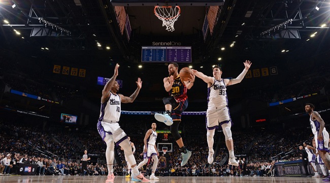 Stephen-Curry-30-of-the-Golden-State-Warriors__SacramentoKingsVGoldenStateWarriors-3